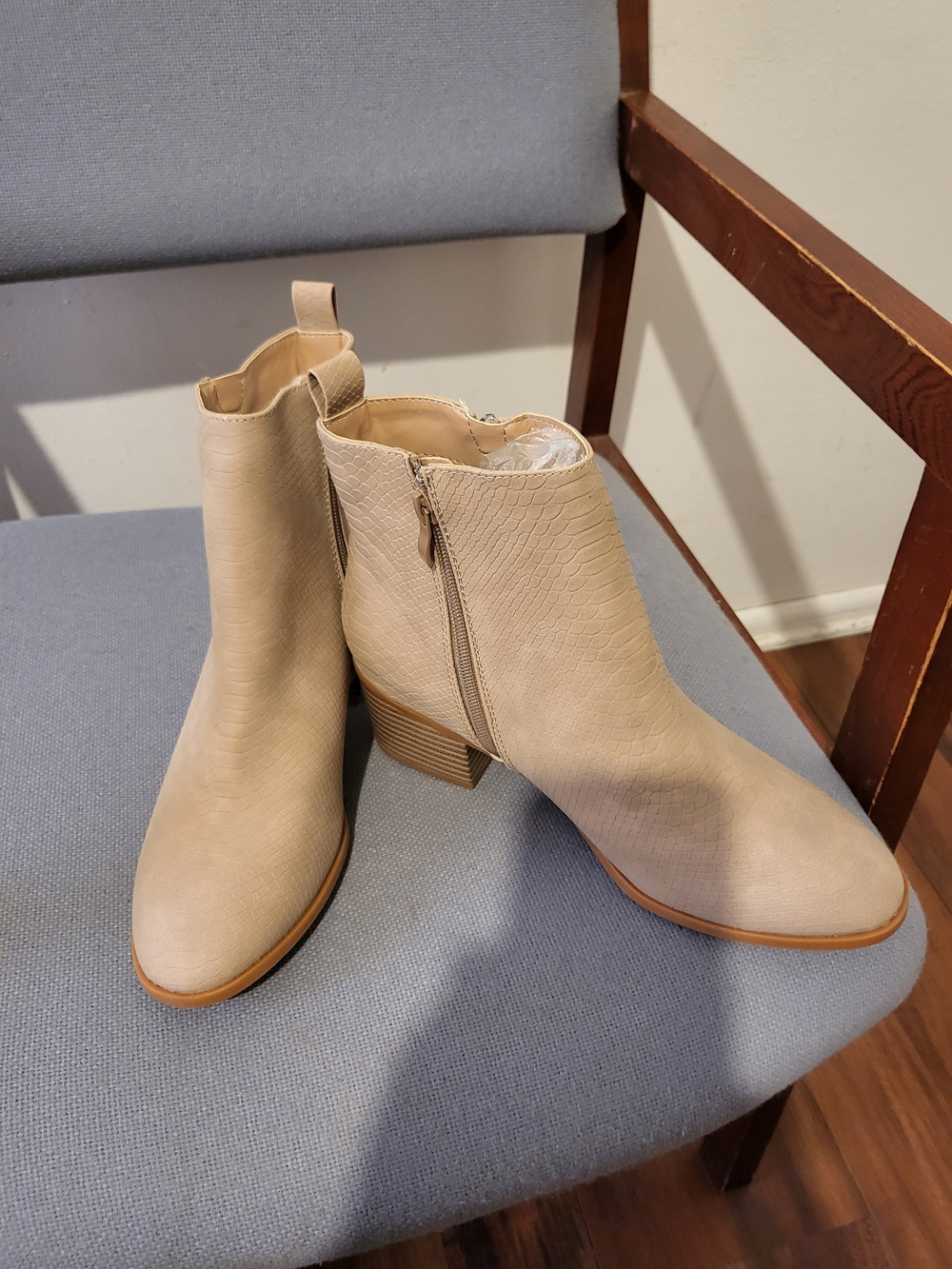 NWOT NO BRAND Beige Cream Ankle Booties with Block Heel